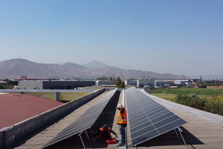 Fabrica aislada conectada a la electricidad a través de energia solar