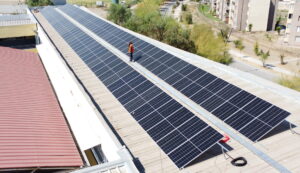 Paneles solares generando energía bajo la Ley Net Billing en Chile