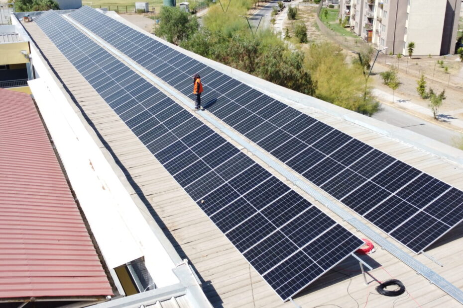 Paneles solares generando energía bajo la Ley Net Billing en Chile