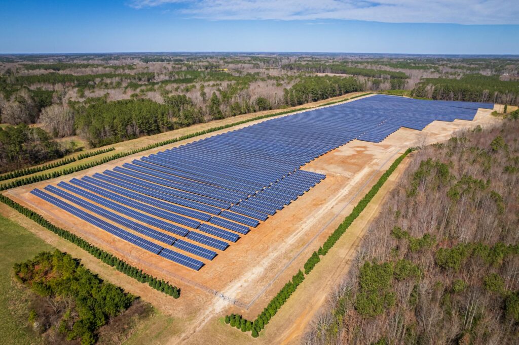 CRECIMIENTO DE LAS ENERGÍAS RENOVALES EN CHILE. Vista amplia de campo con PMGD ( Pequeño Medio de Generación Distribuida)