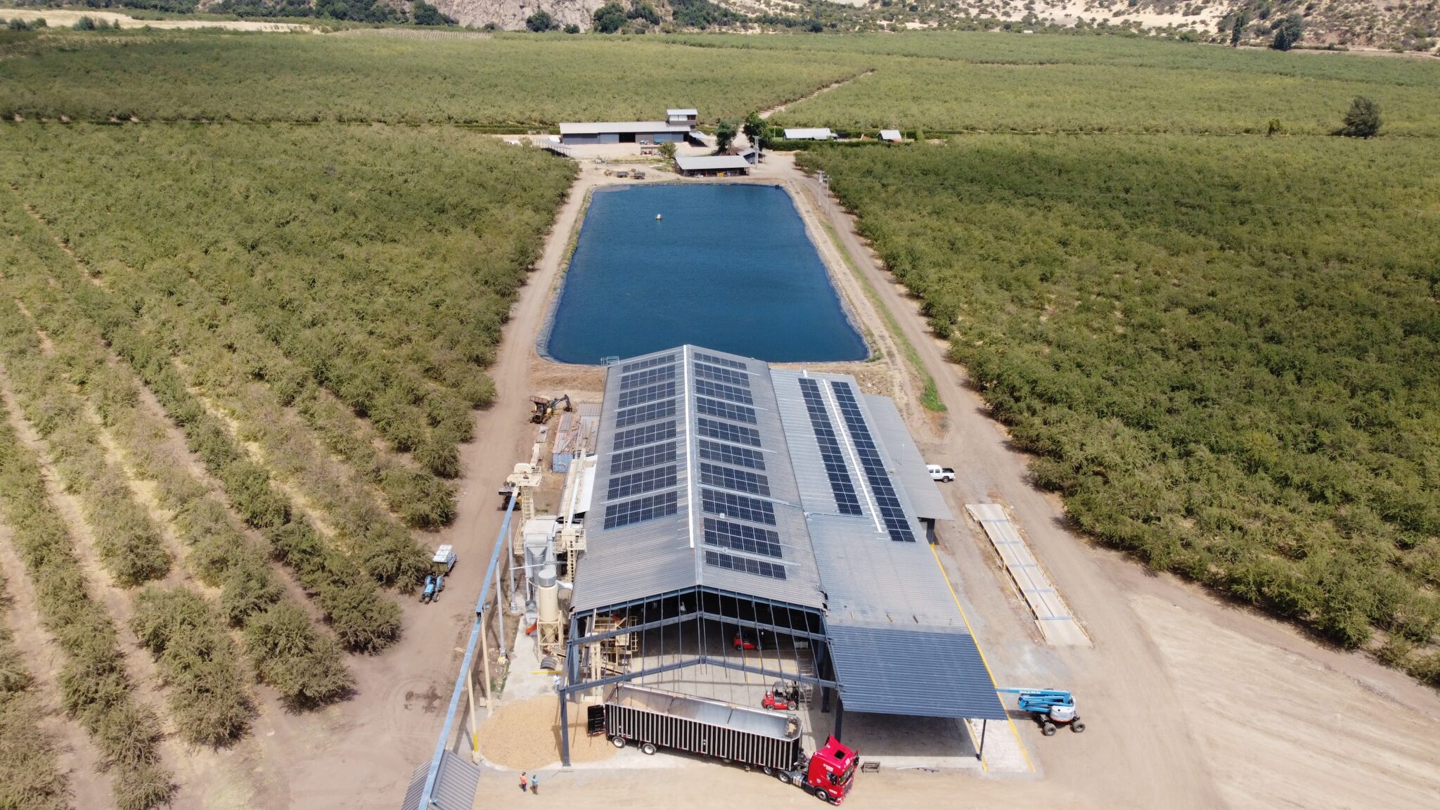 Sistema fotovoltaico instalado por INNSOLAR en el campo de Alto Primavera, optimizando el riego agrícola con energía solar en la región de O'Higgins