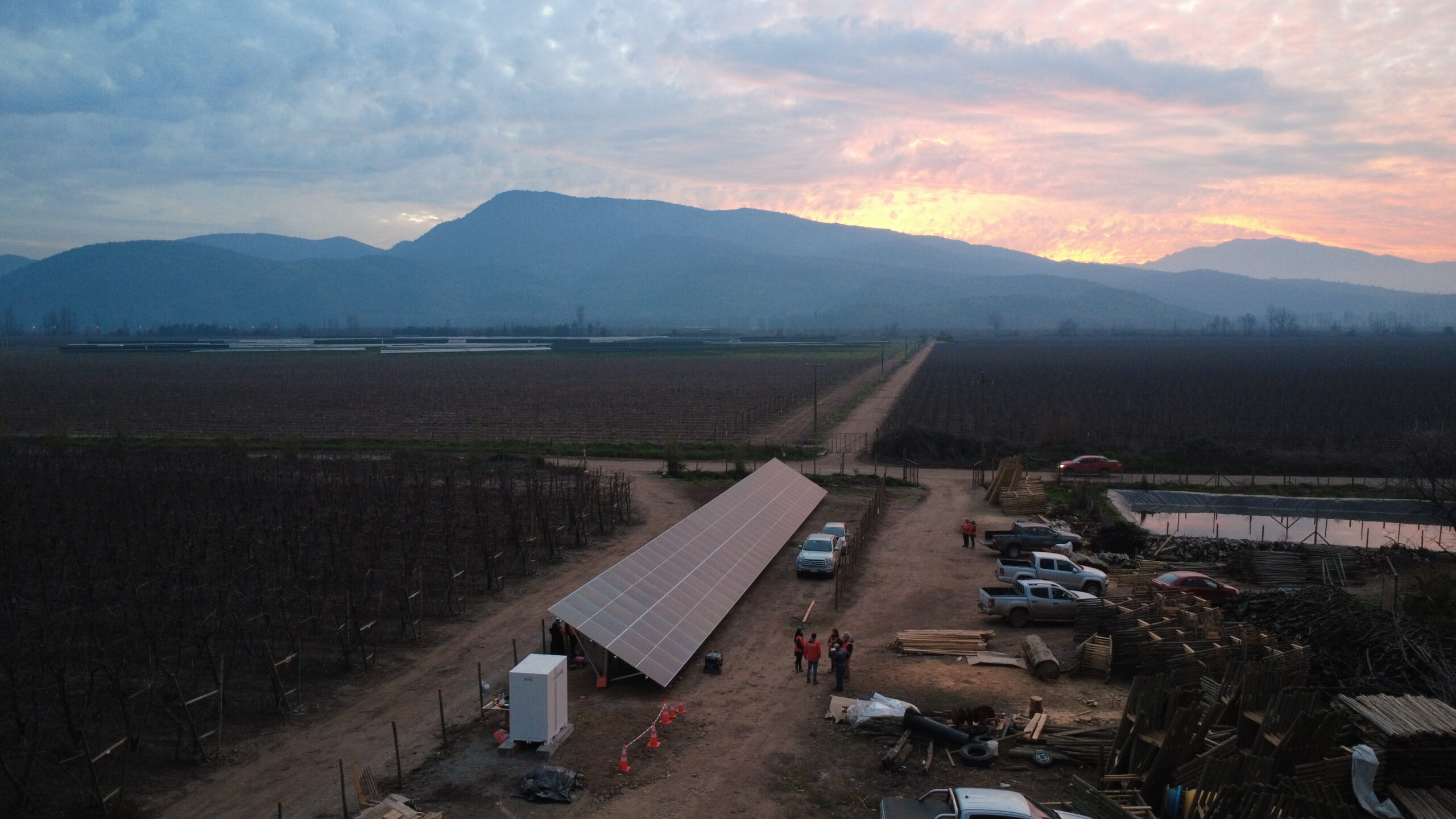 Vista aérea agricola , paneles solares y batería BESS