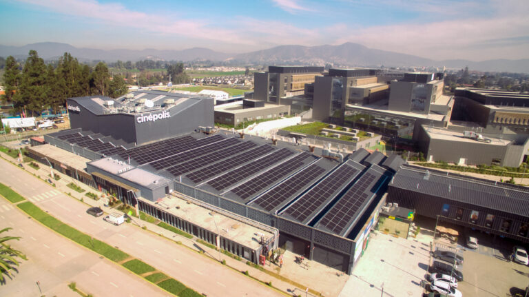 Edificio moderno con etiqueta de alta eficiencia energética, un ejemplo de éxito y cumplimiento del Plan Nacional de Eficiencia Energética