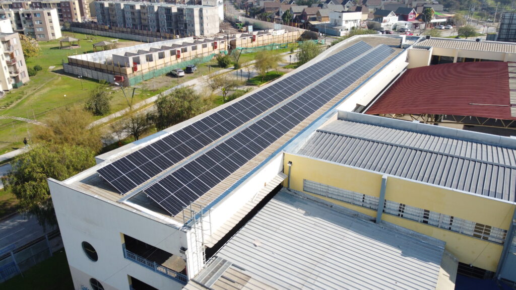 Vista del colegio Sol del Valle con paneles solares