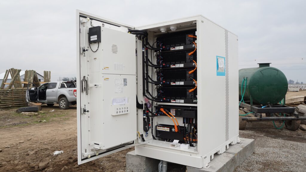 atería BESS abierta mostrando componentes internos del sistema de almacenamiento energético industrial INNSOLAR