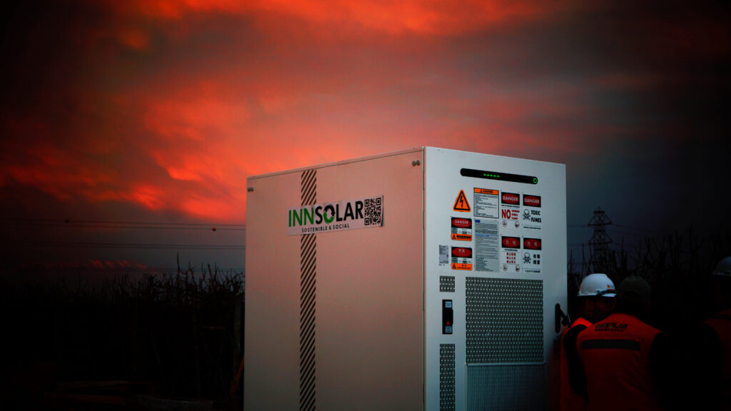 Batería BESS industrial de INNSOLAR al atardecer en Rengo, sistema de almacenamiento de energía solar y respaldo energético en Chile